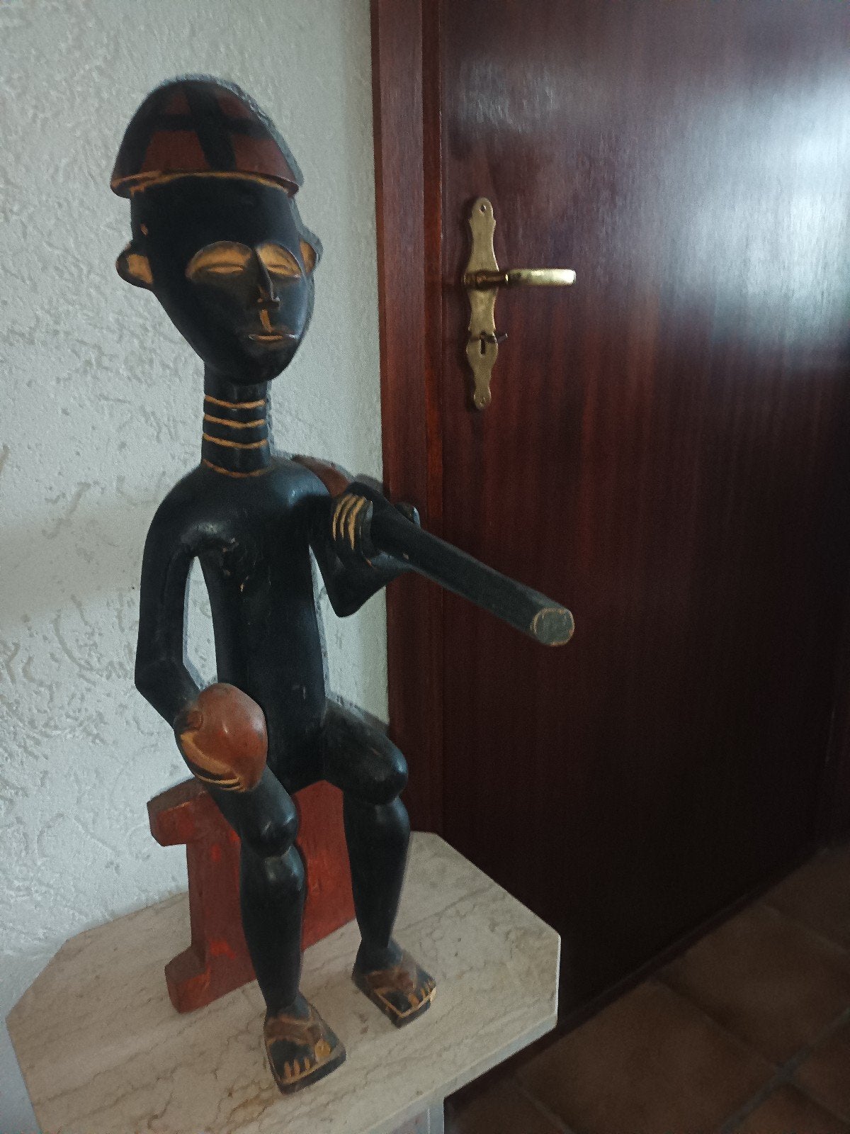 Houten Afrikaans Beeld van Zittende Man met Geweer, Handgemaakt, Ophalen of Verzenden, Beeld, Hout