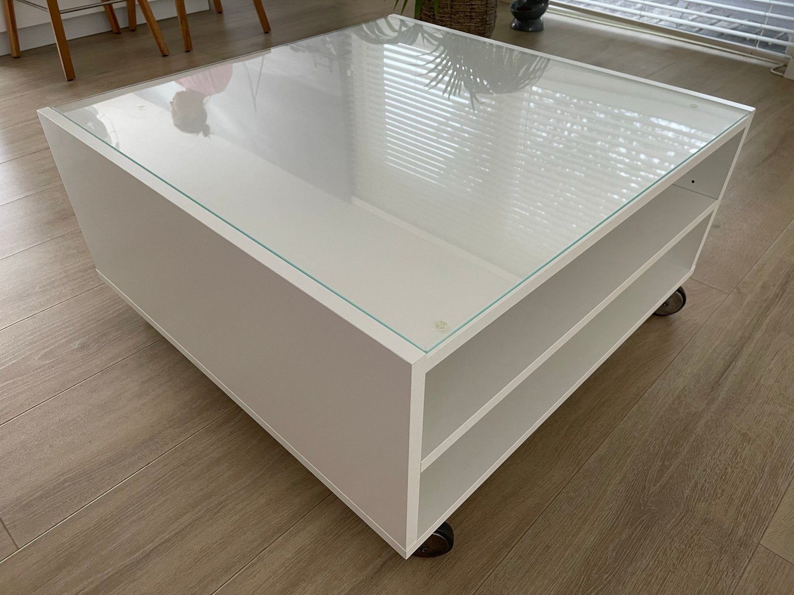 IKEA Salontafel Boksel met glazen blad en wieltjes, Huis en Inrichting, Ophalen, 100 tot 150 cm, Vierkant, 50 tot 100 cm