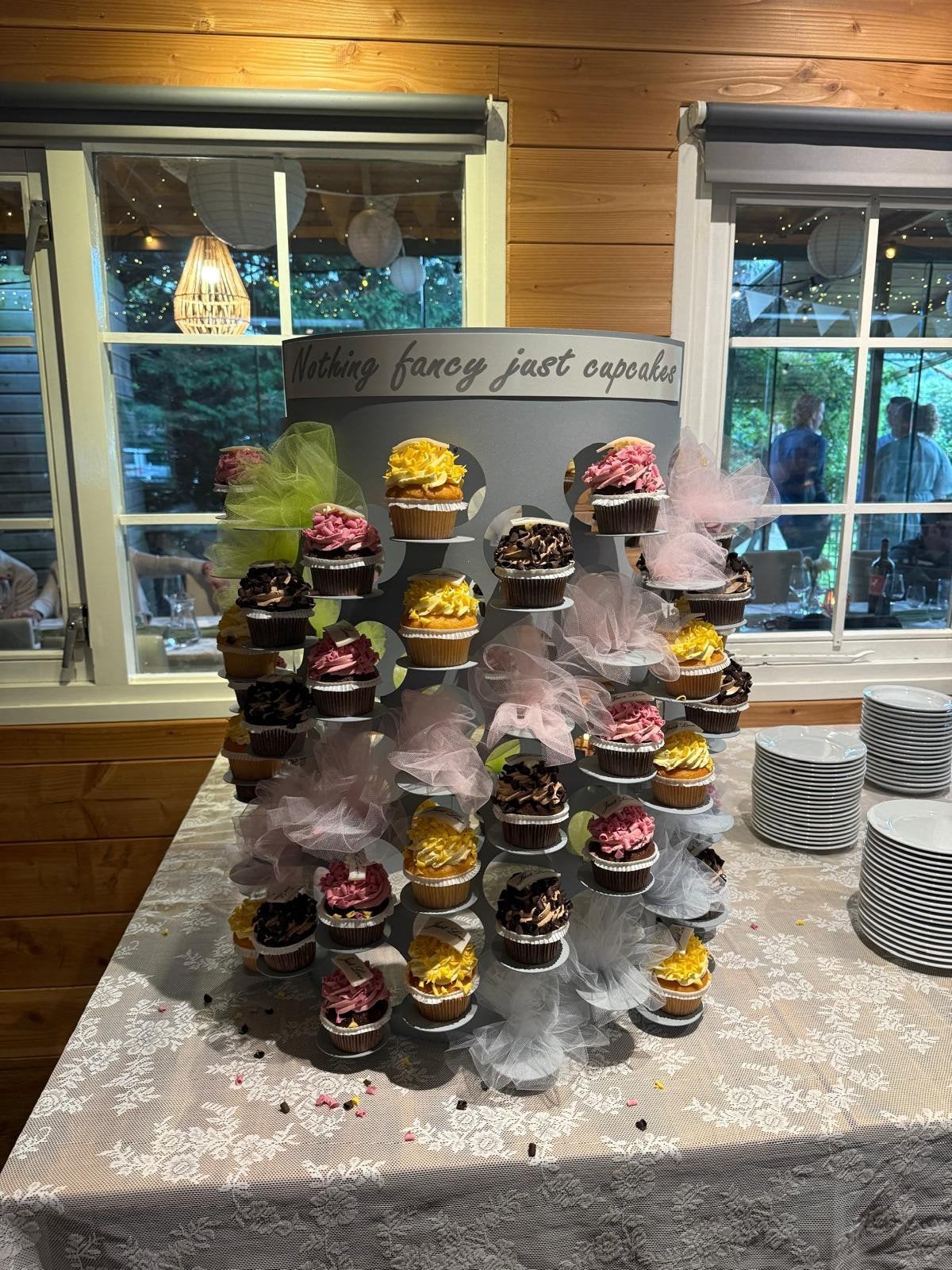 Cupcakestandaard voor 56 tot 85 cupcakes, Ophalen, Zo goed als nieuw, Cupcakes