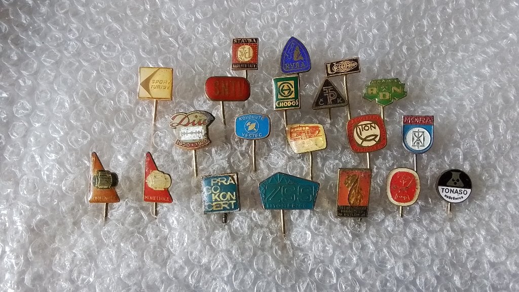 20 verschillende buitenlandse speldjes, Verzamelen, Speldjes, Pins en Buttons, Ophalen of Verzenden, Zo goed als nieuw, Overige onderwerpen