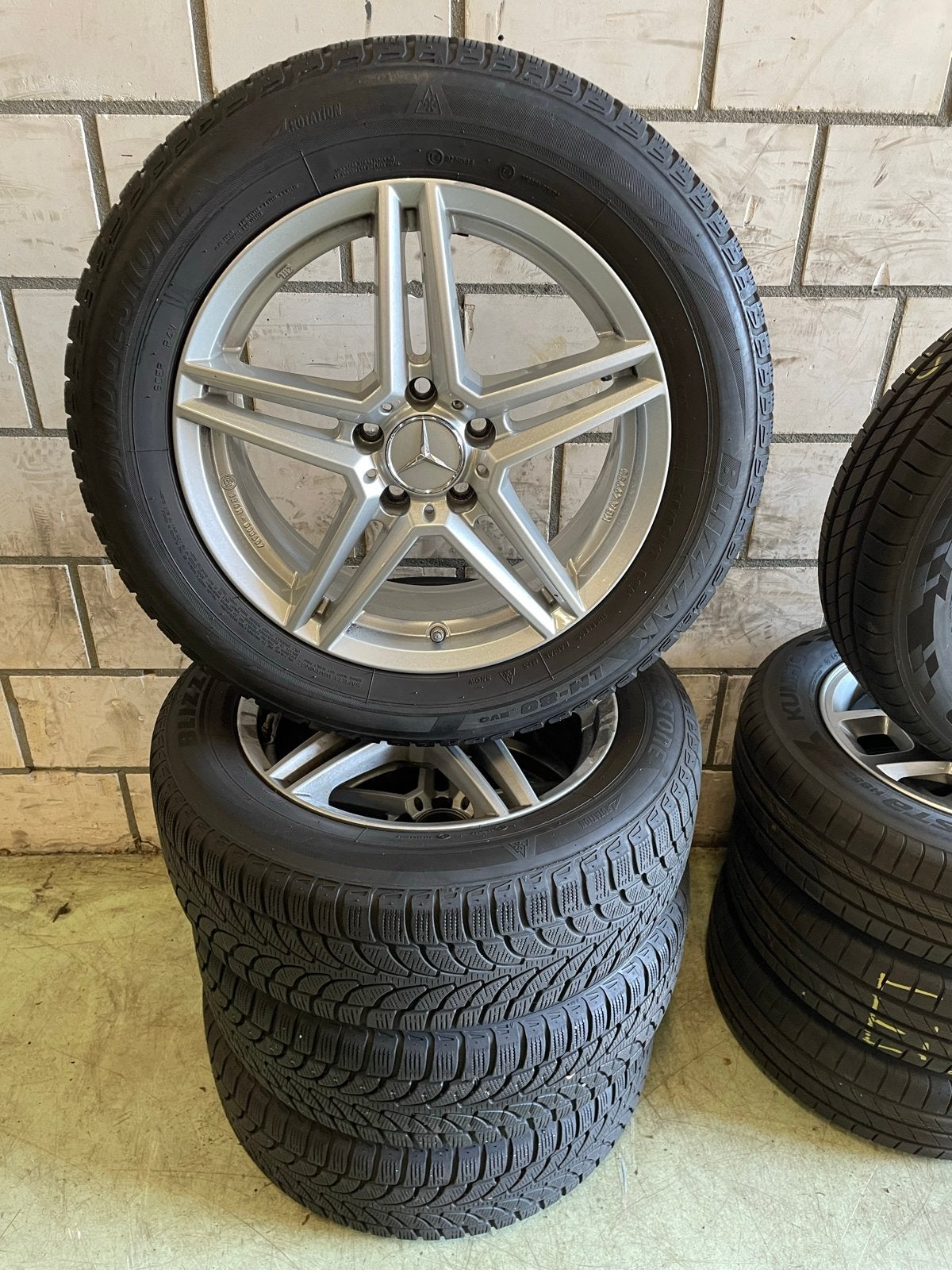 17” Mercedes GLA velgen met winterbanden en TPMS, Banden en Velgen, 17 inch, Berkvens, Personenwagen