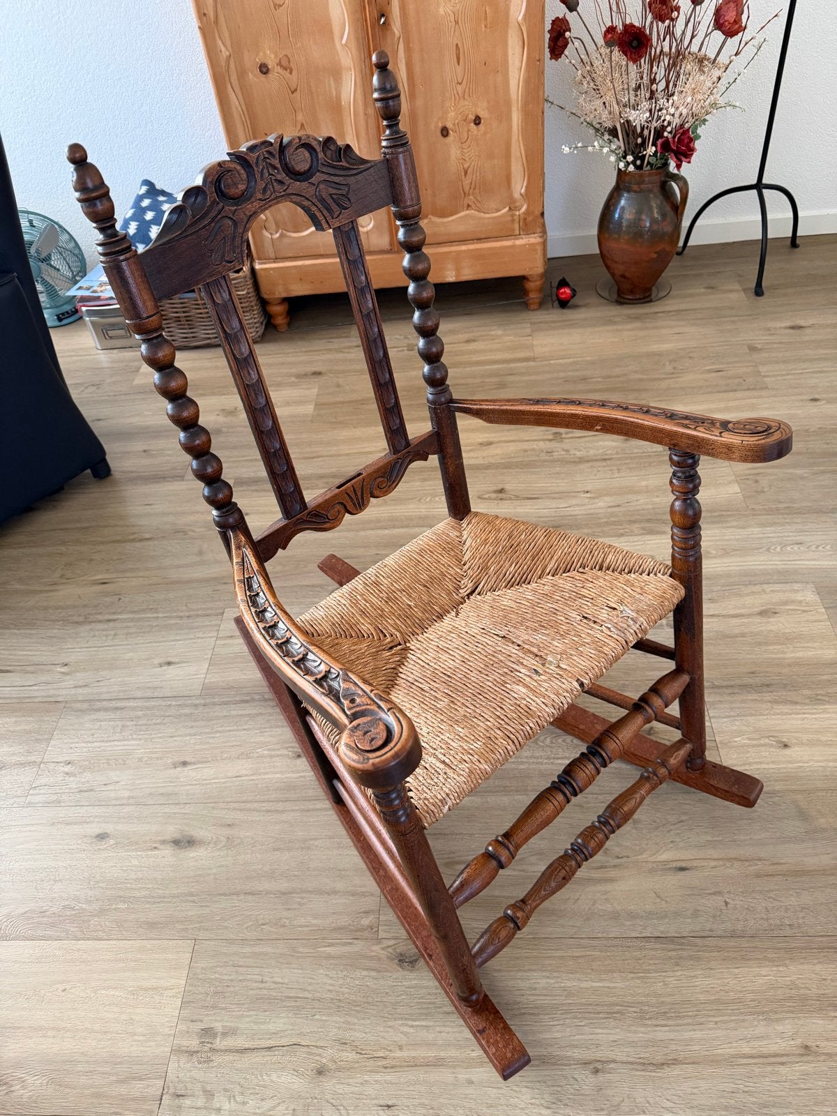 Antieke houten schommelstoel met rieten zitting, Ophalen