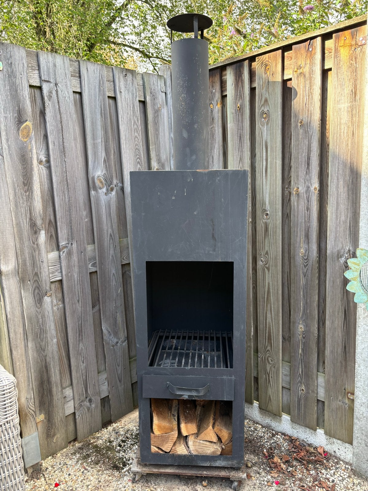 Robuuste buitenhaard met houtopslag en grillrooster, Tuin en Terras, Vuurkorven, Ophalen, Gebruikt, Vuurkorf