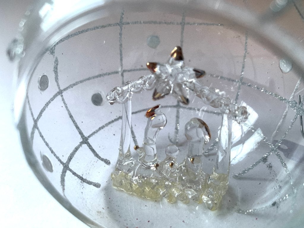 Glazen Kerstbal met Kerststal, Ophalen