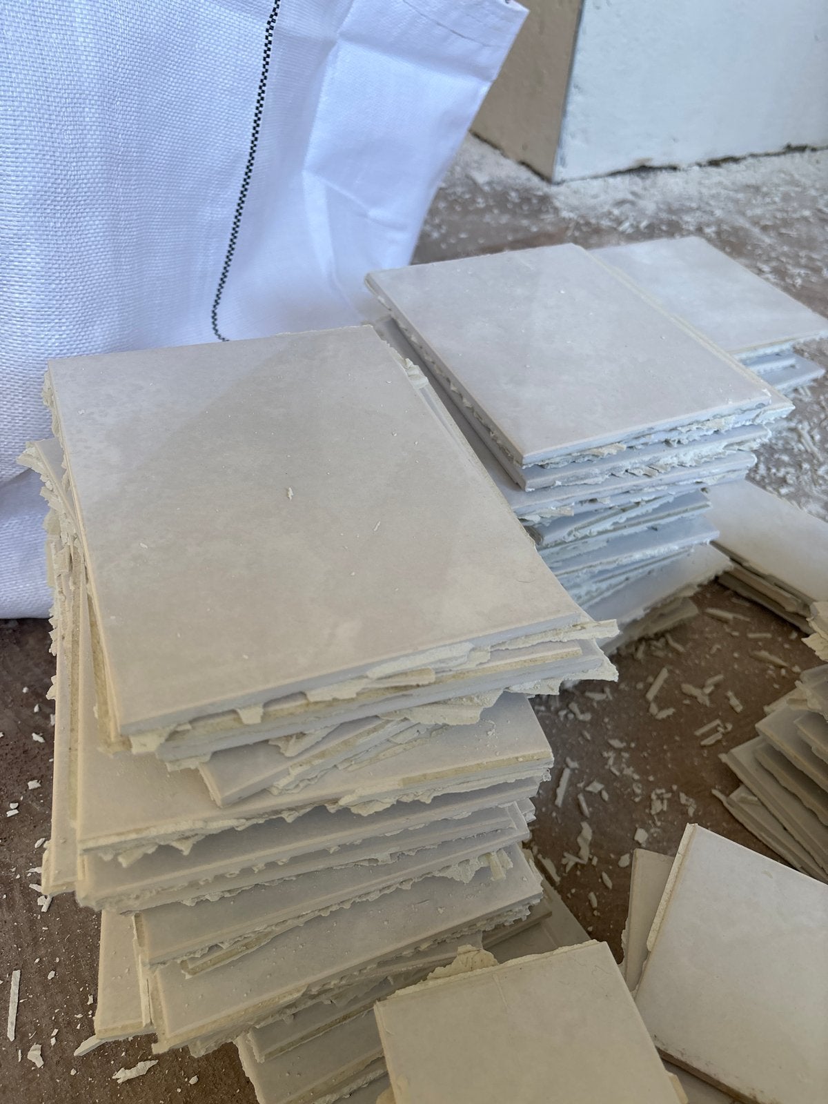 Gratis af te halen: Partij gebruikte witte tegels (gesorteer, Ophalen, Gebruikt, Minder dan 20 cm, 20 tot 40 cm