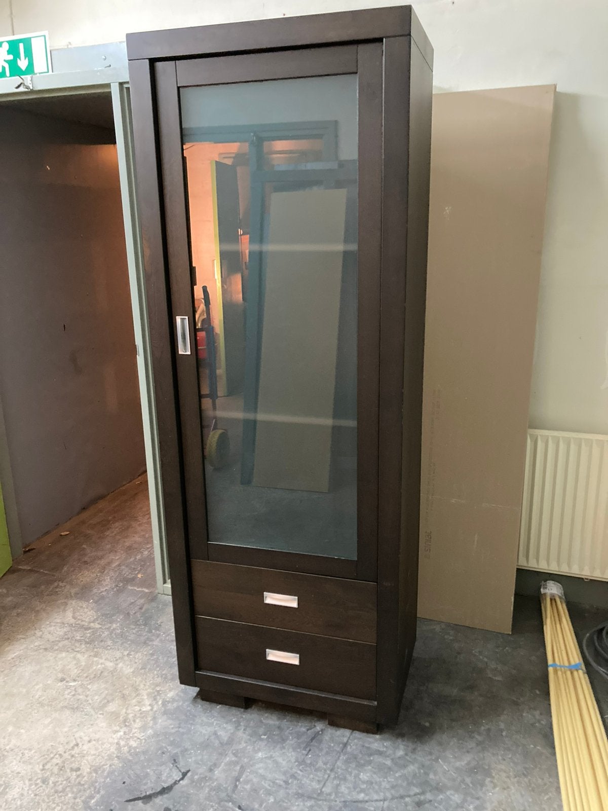 Stoere massief eiken bruine vitrinekast melkglas deur | lade, Ophalen, Met deur(en), Eikenhout, 50 tot 100 cm