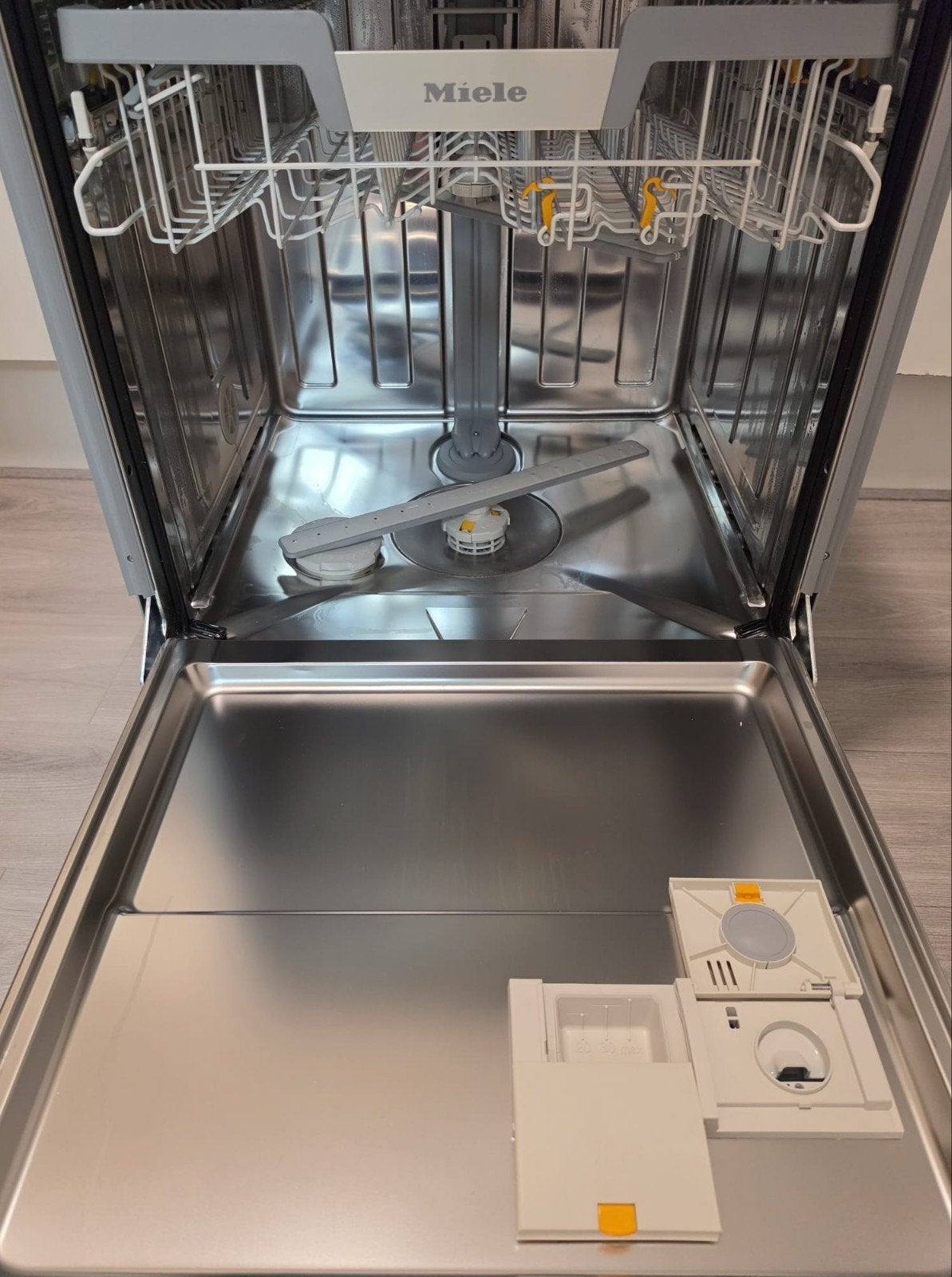 Foto 5 van Een Luxe Volledig inbouw Miele vaatwasser (uit 2024)