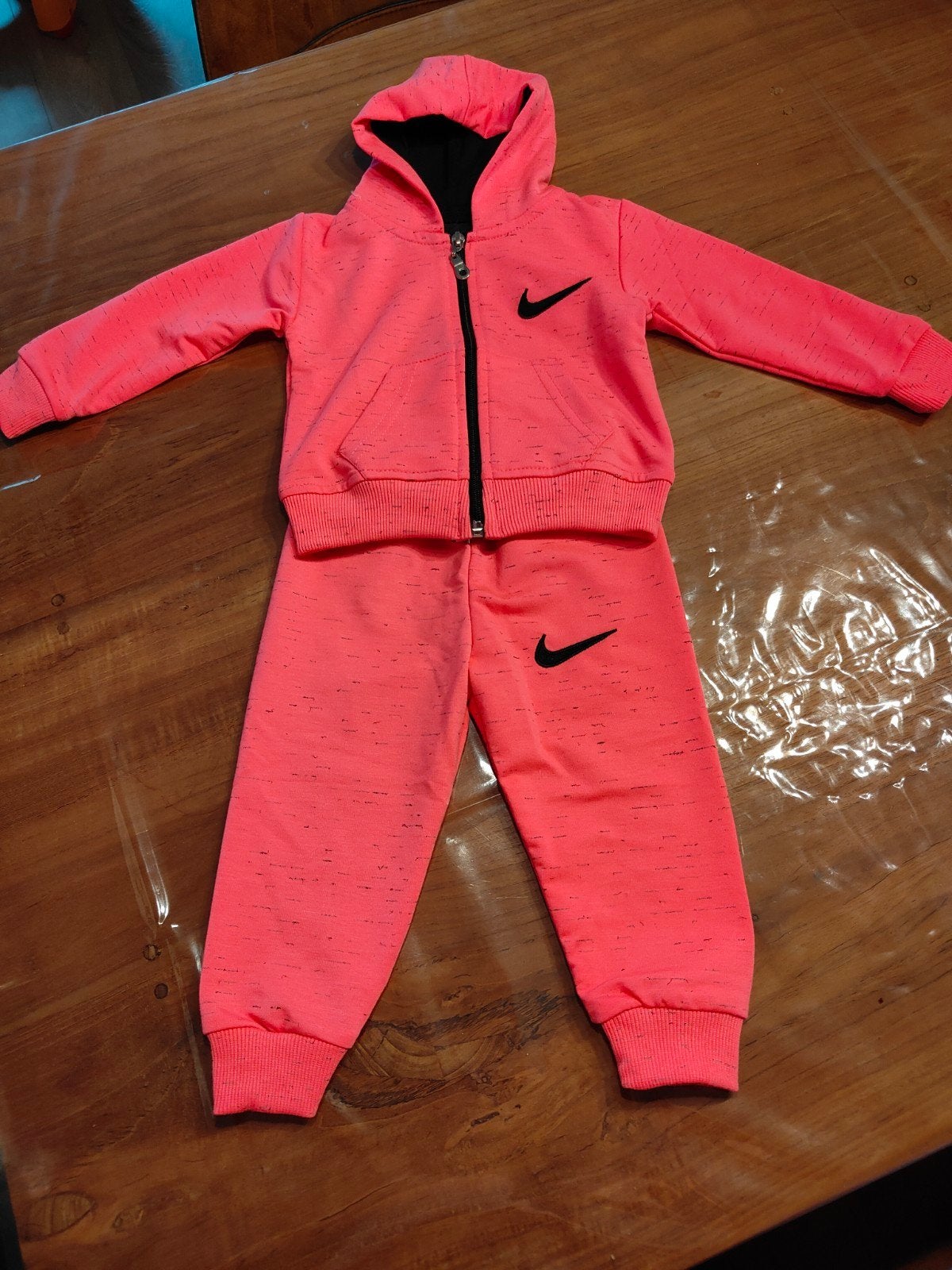 Nike pakje maat 74/80, Jongetje of Meisje, Nieuw, Ophalen of Verzenden, Pakje