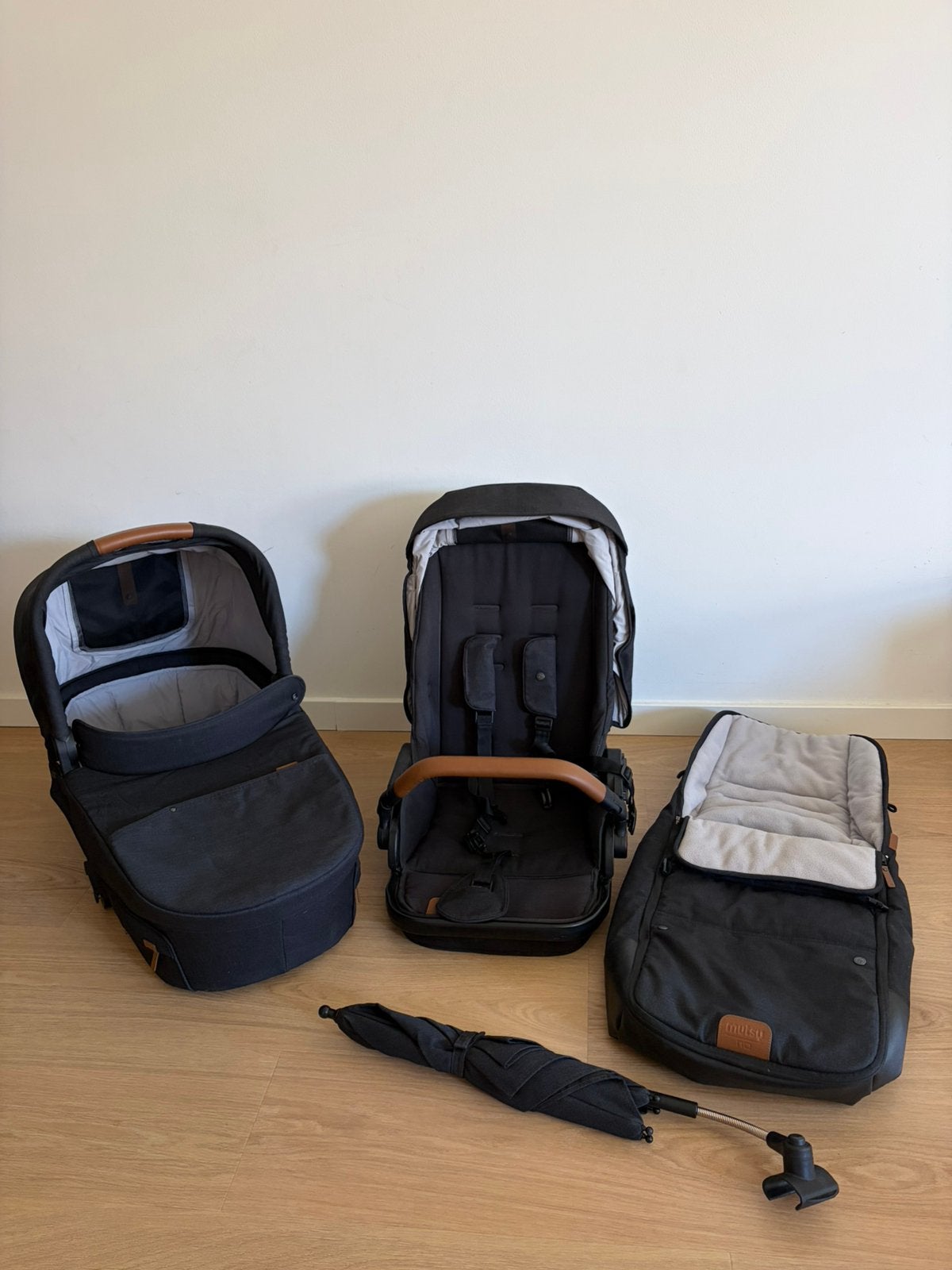 Mutsy Nio zwarte reiswieg, zitje en accessoires, Gebruikt, Met reiswieg, Mutsy, Ophalen