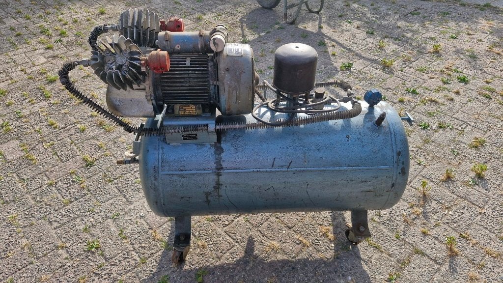 Compressor 220V met 150L drukvat, Doe-het-zelf en Verbouw, Compressors, Ophalen, Gebruikt, 200 tot 400 liter/min, Mobiel