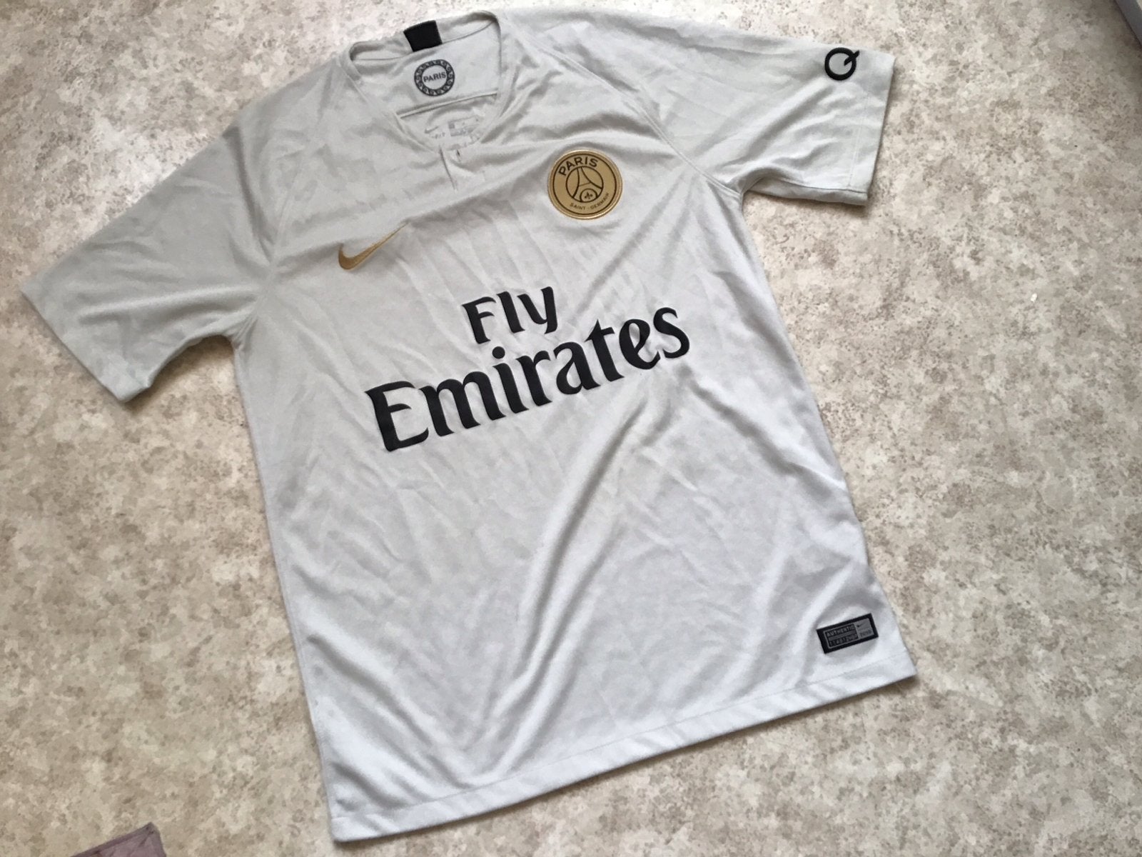 PSG Nike voetbalshirt - Maat M - Zo goed als nieuw, Maat 48/50 (M), Beige, Ophalen of Verzenden, Zo goed als nieuw