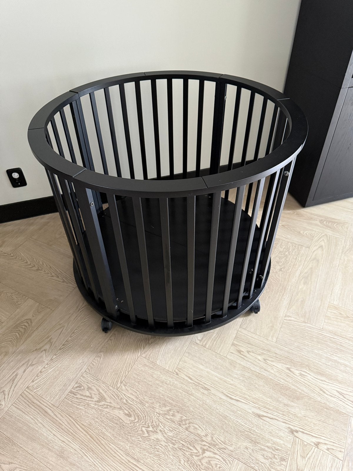 Ronde baby box op wieltjes, Kinderen en Baby's, Ophalen, Zo goed als nieuw, Rond, Wieltjes
