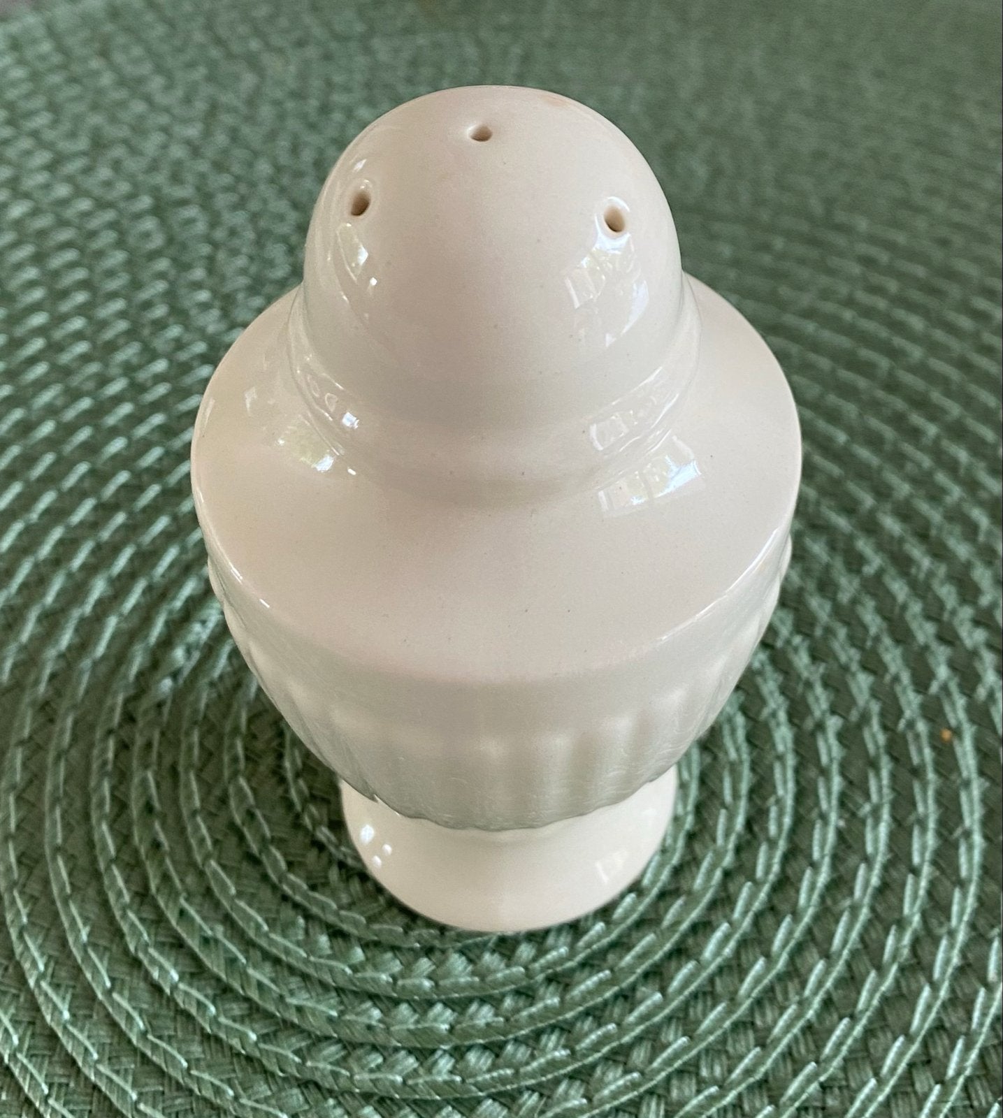Wedgwood Edme zoutstrooier - Klassiek en elegant, Ophalen of Verzenden, Steen/keramiek, Wit, Overige merken
