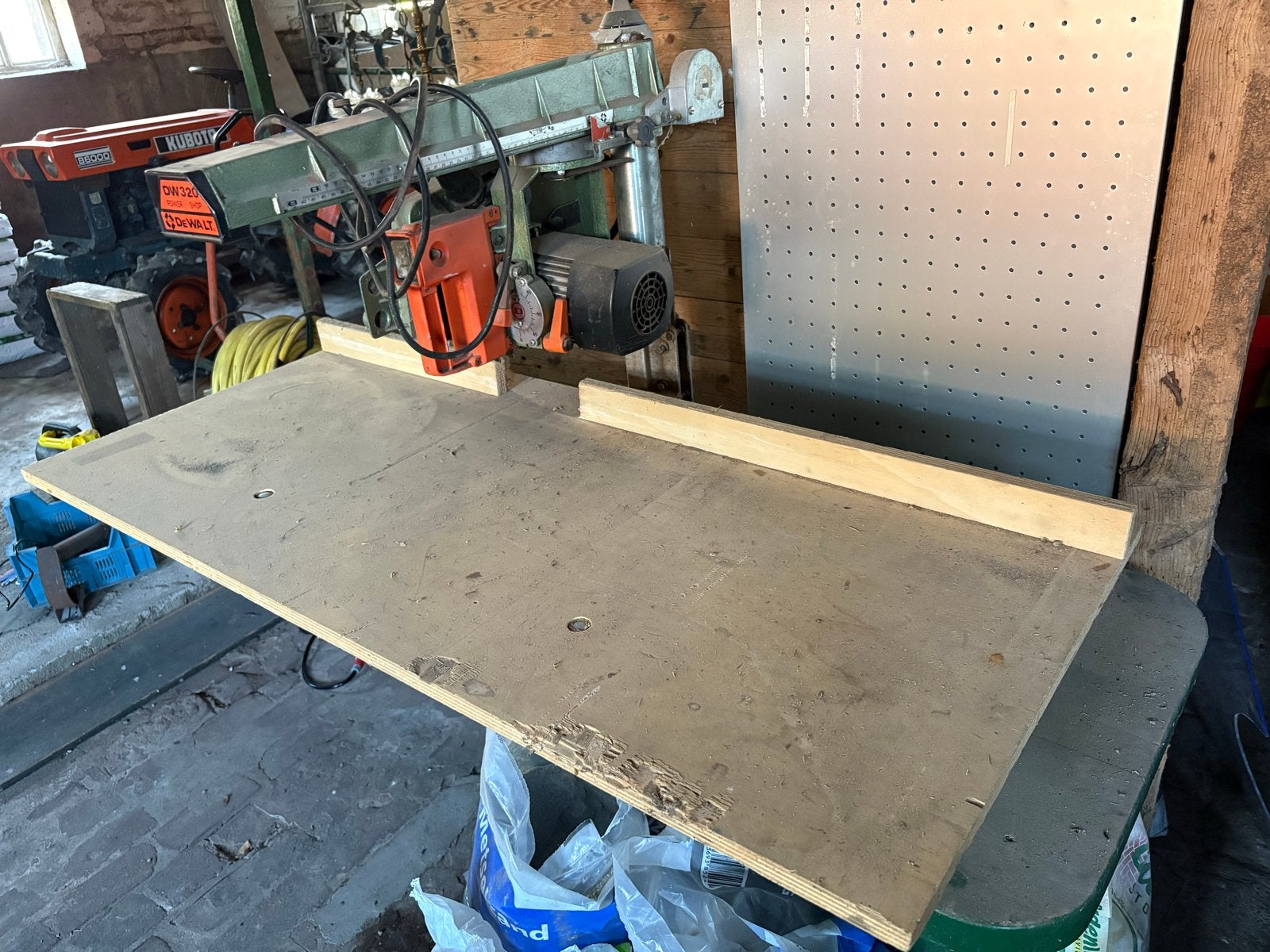 DeWalt DW320 Radiaalzaag - Krachtige en Betrouwbare Zaag, Ophalen, Gebruikt, 70 mm of meer, Afkortzaag