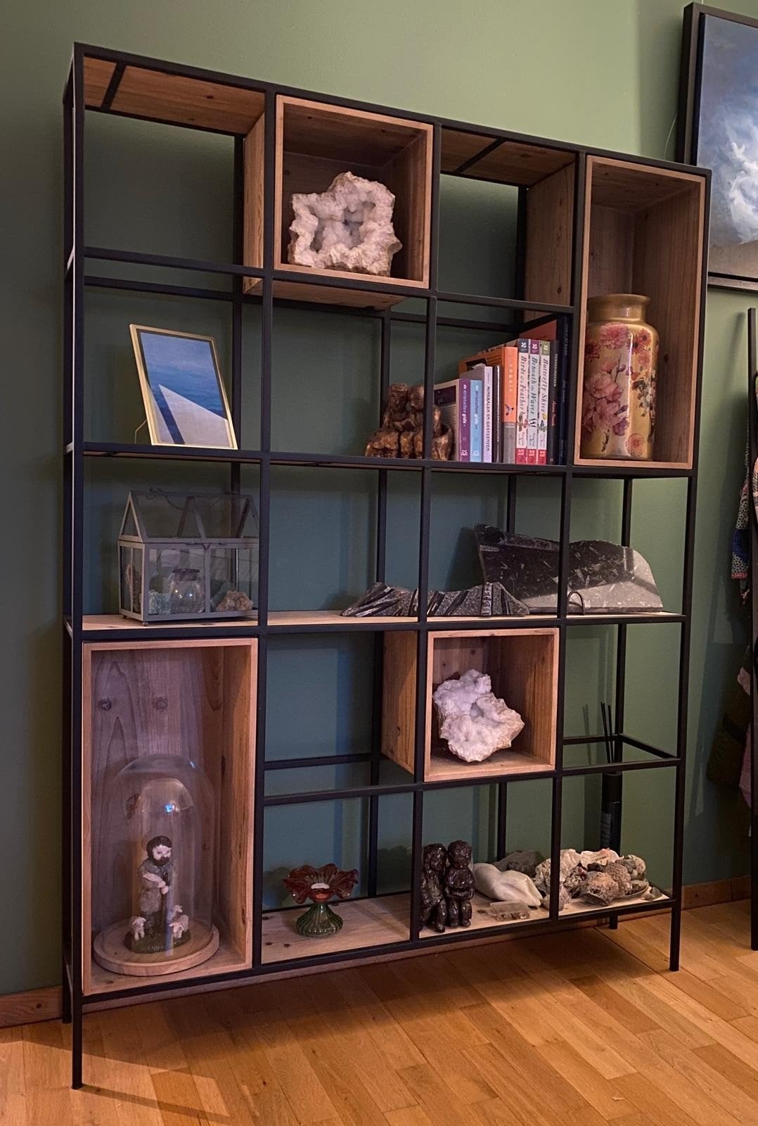 Robuuste industriële open kast met houten accenten