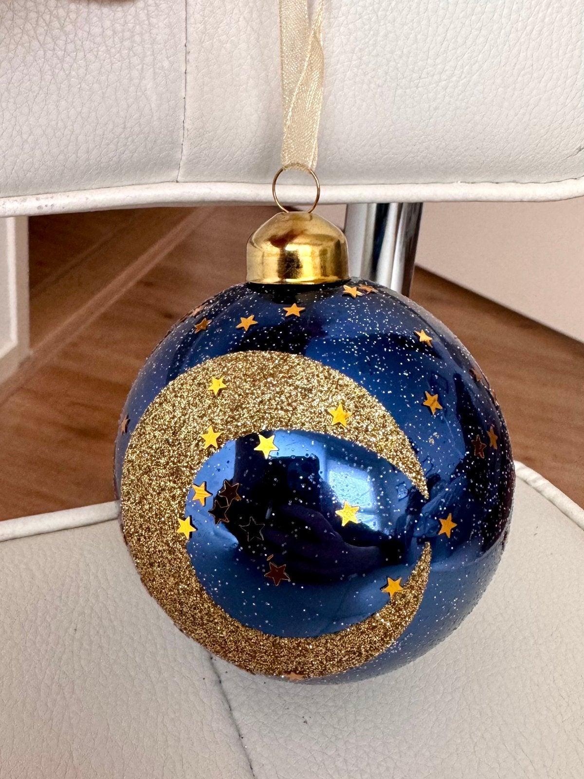 Kerstbal met maan erop en glitters blauw goudkleur, Diversen, Kerst, Verzenden, Gebruikt