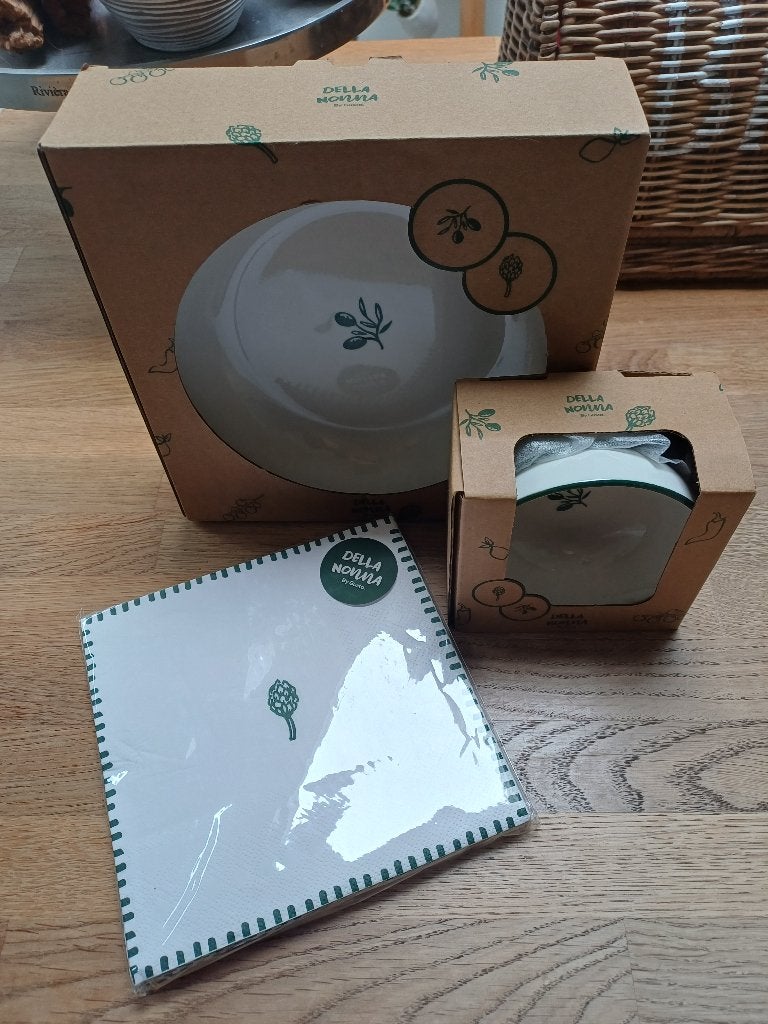 Nieuw: GUSTA Della Nonna 2 borden, 2 schaaltjes + servetten, Overige merken, Nieuw, Ophalen of Verzenden, Bord(en)