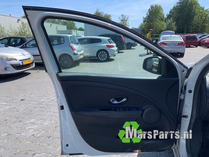 Portier 4Deurs links-voor van een Renault Megane (OV369), Gebruikt, -, -, Ophalen of Verzenden
