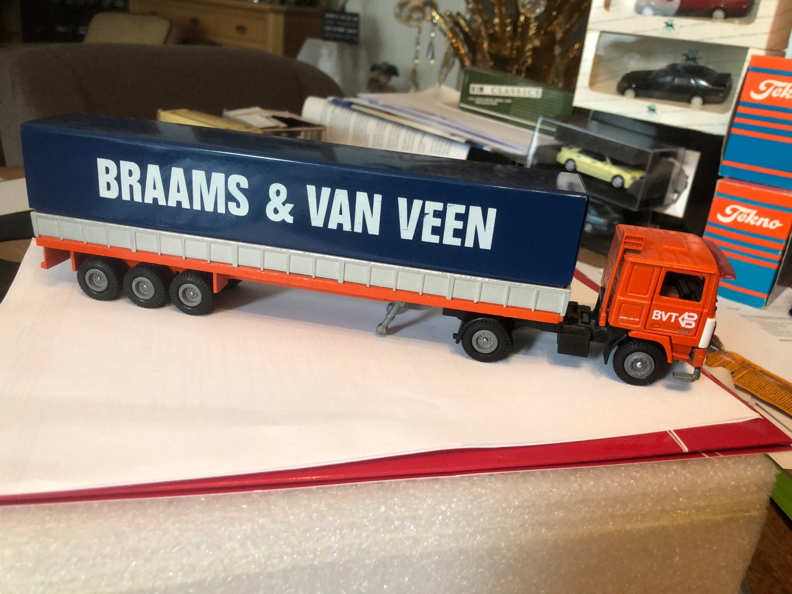 TEKNO. VOLVO TREKKER met OPLEGGER F1020, Hobby en Vrije tijd, Modelauto's | 1:50, Ophalen of Verzenden, Zo goed als nieuw, Bus of Vrachtwagen