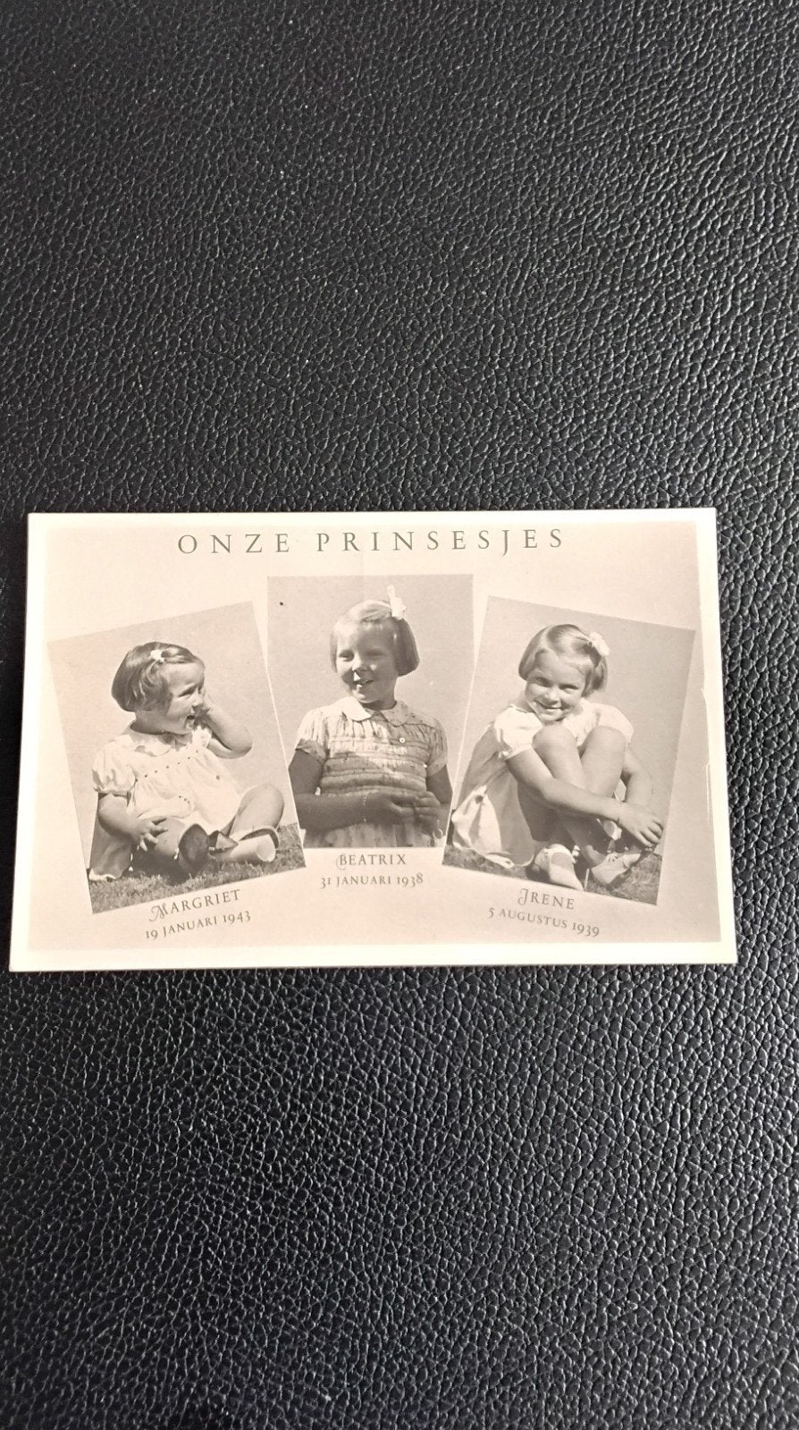 Oude ansichtkaart 'Onze Prinsesjes' Beatrix, Margriet, Irene, Ophalen of Verzenden
