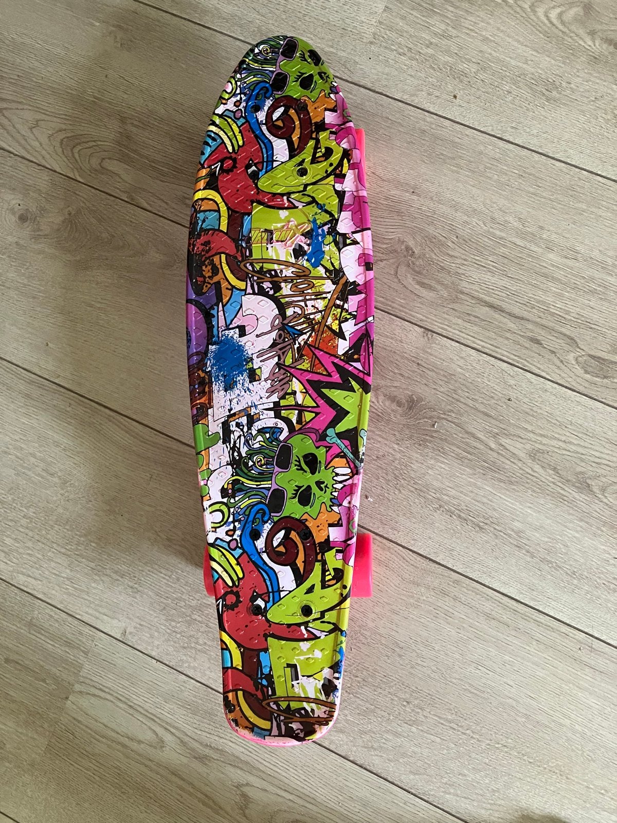 Zo goed als nieuw Skateboard met kleurrijke graffiti print, Sport en Fitness, Skateboarden, Ophalen of Verzenden, Zo goed als nieuw
