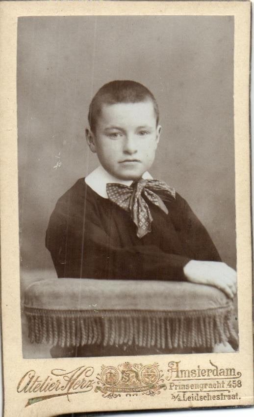 CDV - Atelier Herz - Amsterdam - Jongen met Strik., Gebruikt, Verzenden, Foto, Voor 1940