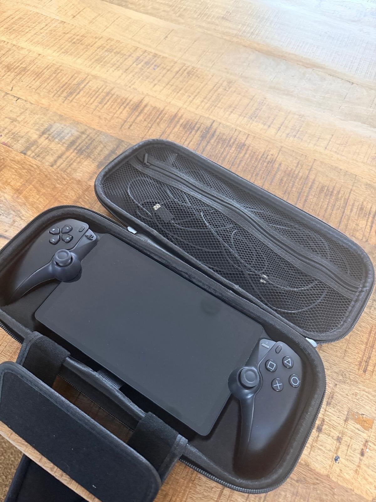 Sony PlayStation Portal Remote Player met hoes, Ophalen of Verzenden, Zo goed als nieuw
