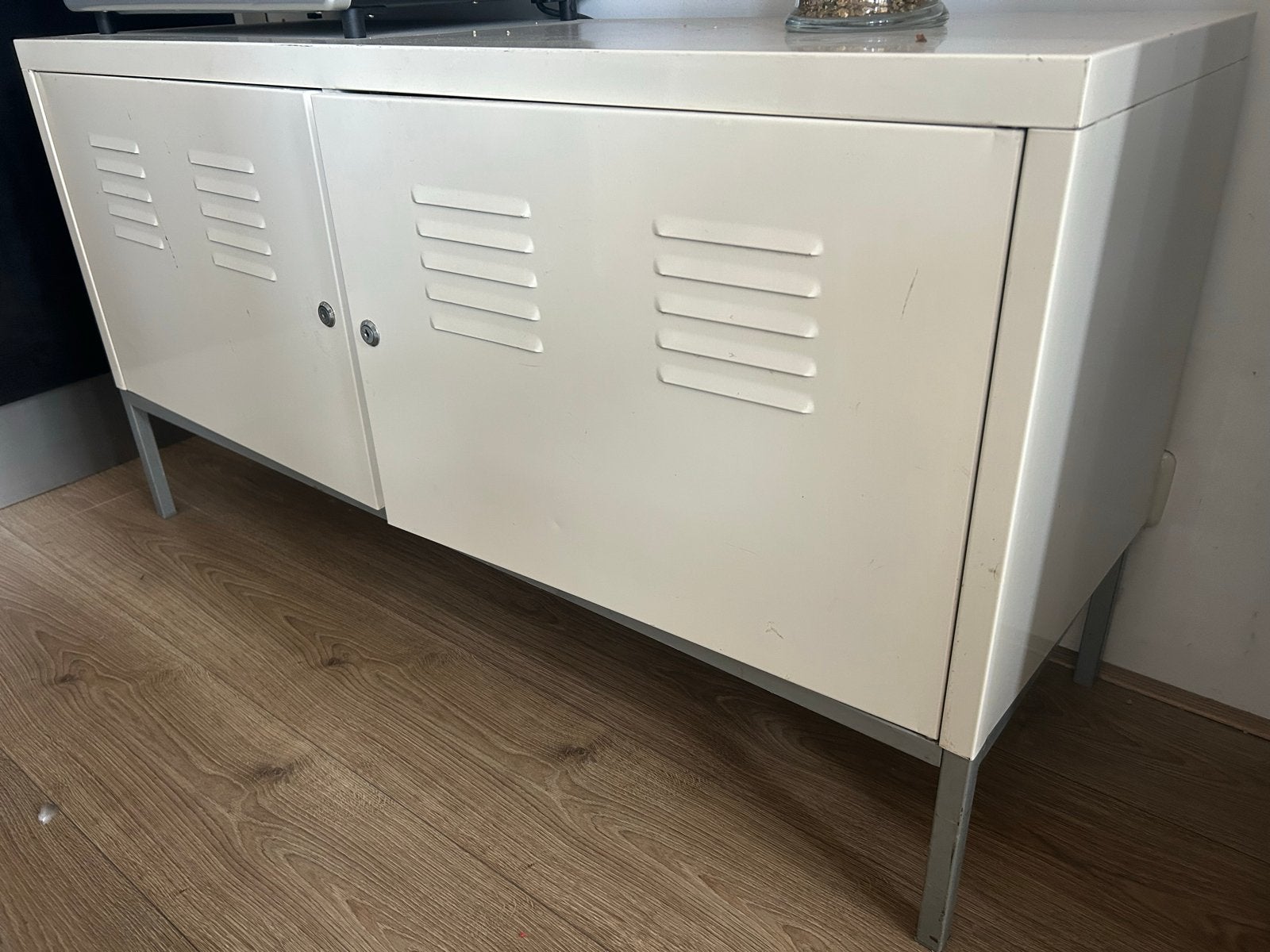 Low beige metal Cabinet, Ophalen, Gebruikt