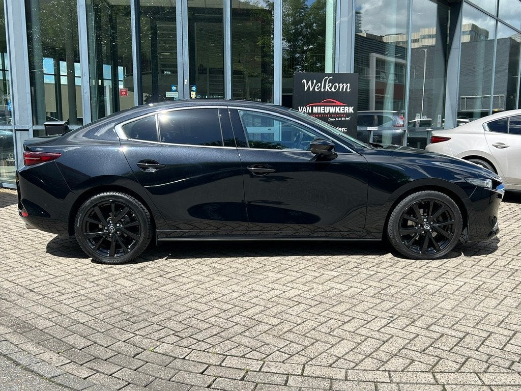 Mazda 3 Sedan Skyactiv-X 186pk Luxury | Leer | Bosé Audio |, Auto's, Gebruikt, Zwart, Bedrijf, Handgeschakeld
