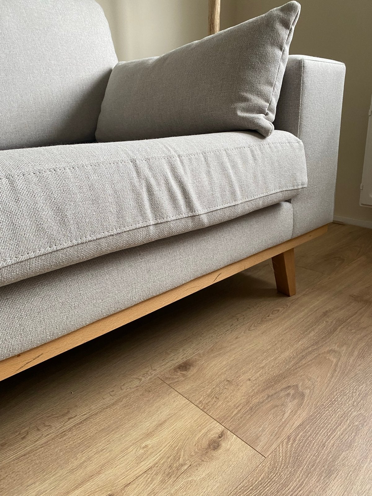 Moderne grijze driezitsbank met houten onderstel, Ophalen, Driepersoons, 75 tot 100 cm, Zo goed als nieuw
