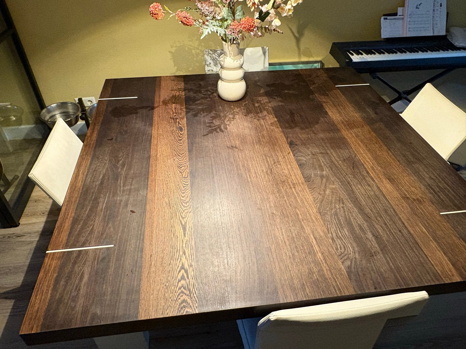 Moderne eettafel van massief hout met wit metalen poten, Huis en Inrichting, Tafels | Eettafels, Ophalen, Vierkant, Zo goed als nieuw