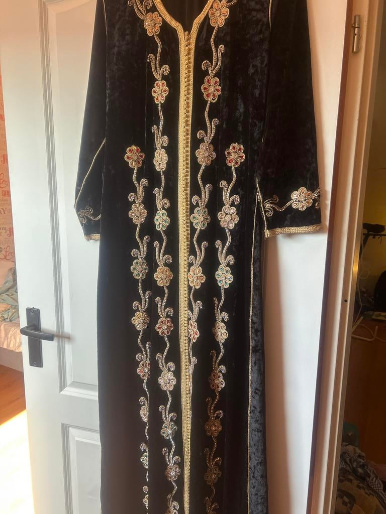 Zwarte Kaftan Moumbra met Rode en Groene Steentjes, Kleding | Dames, Gelegenheidskleding, Ophalen of Verzenden, Zo goed als nieuw