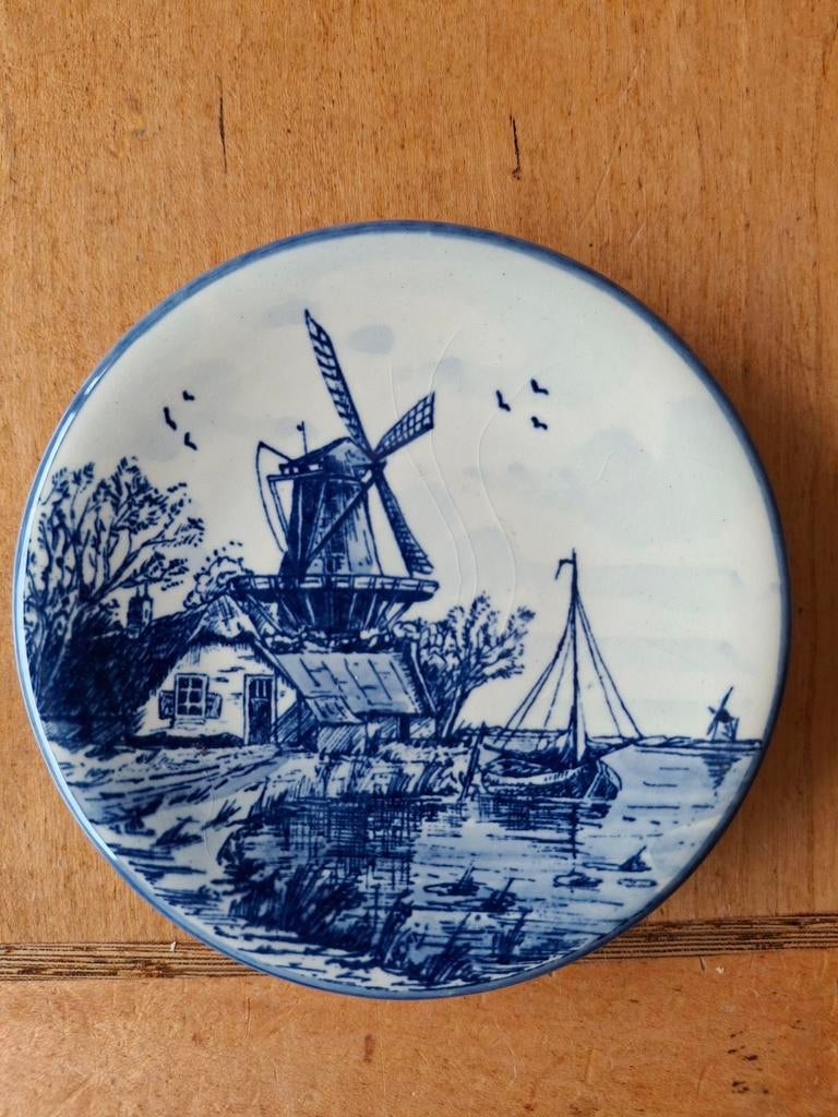 Delfts blauw wandbordje met molen en boot, Ophalen of Verzenden