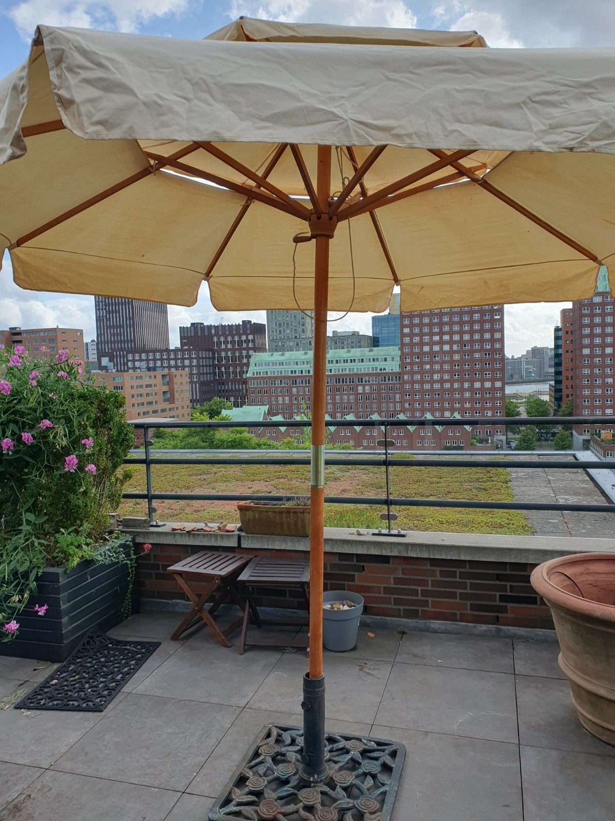 Donkergr. gietijzeren voet plus parasol, Tuin en Terras, Ophalen, Gebruikt, Minder dan 1 meter, Parasolvoet