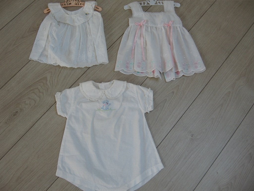 3 schattige oude baby poppen doop jurkjes samen €22,50., Antiek en Kunst, Ophalen of Verzenden, Kinderen