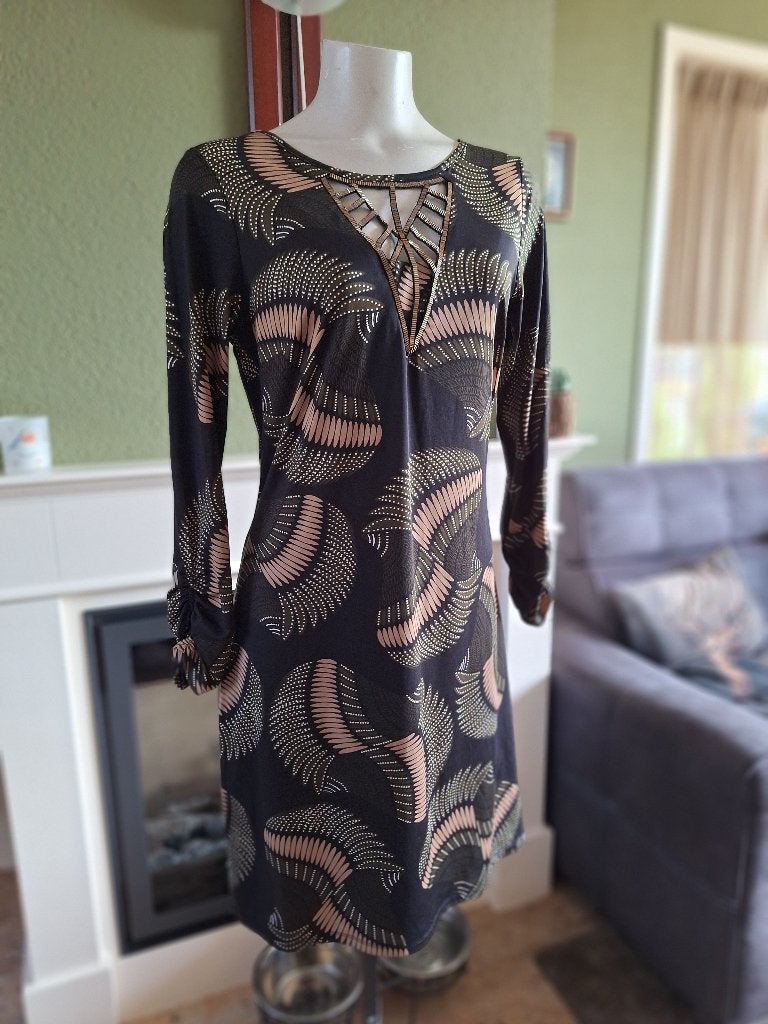 K-design zwarte beige groene bewerkte v hals jurk M, Kleding | Dames, Maat 38/40 (M), K-design, Verzenden, Zwart