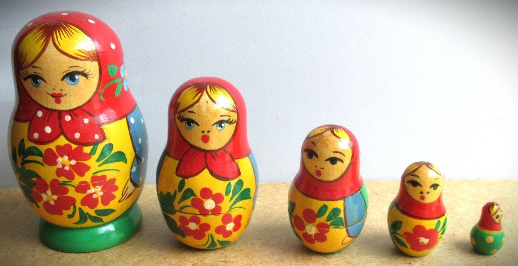 Baboushka~Matroesjka 5 delig~Nest pop~Hout~Matrousjka, Ophalen of Verzenden, Zo goed als nieuw