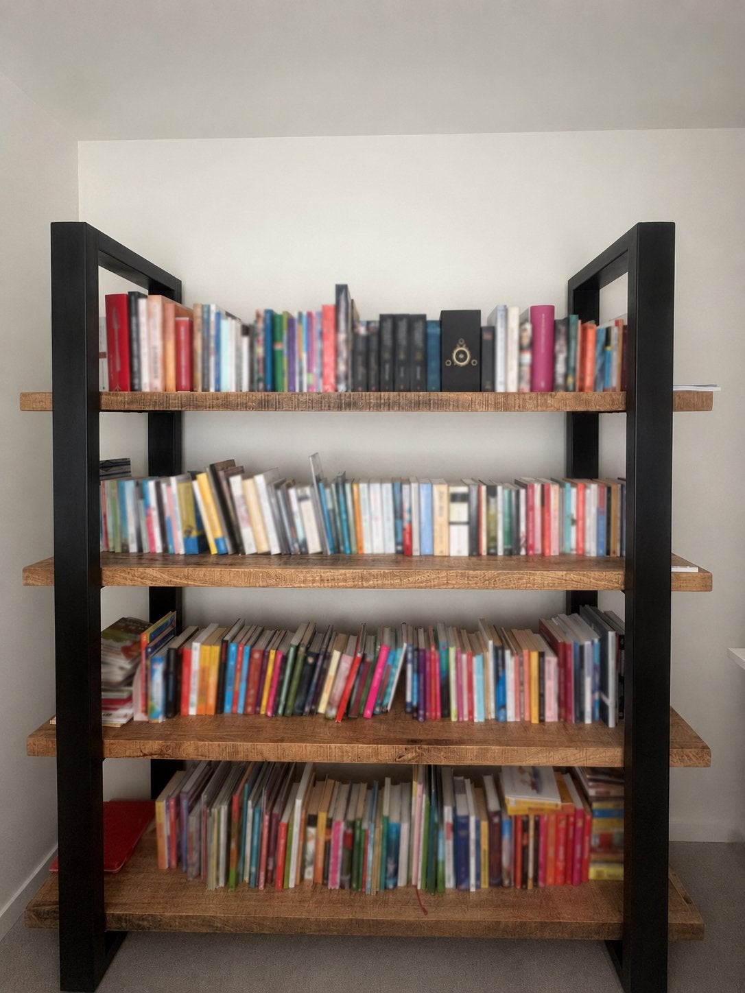 Robuuste boekenkast van mangohout en metaal, 200x200x50cm, Ophalen, Met plank(en), Gebruikt, 200 cm of meer