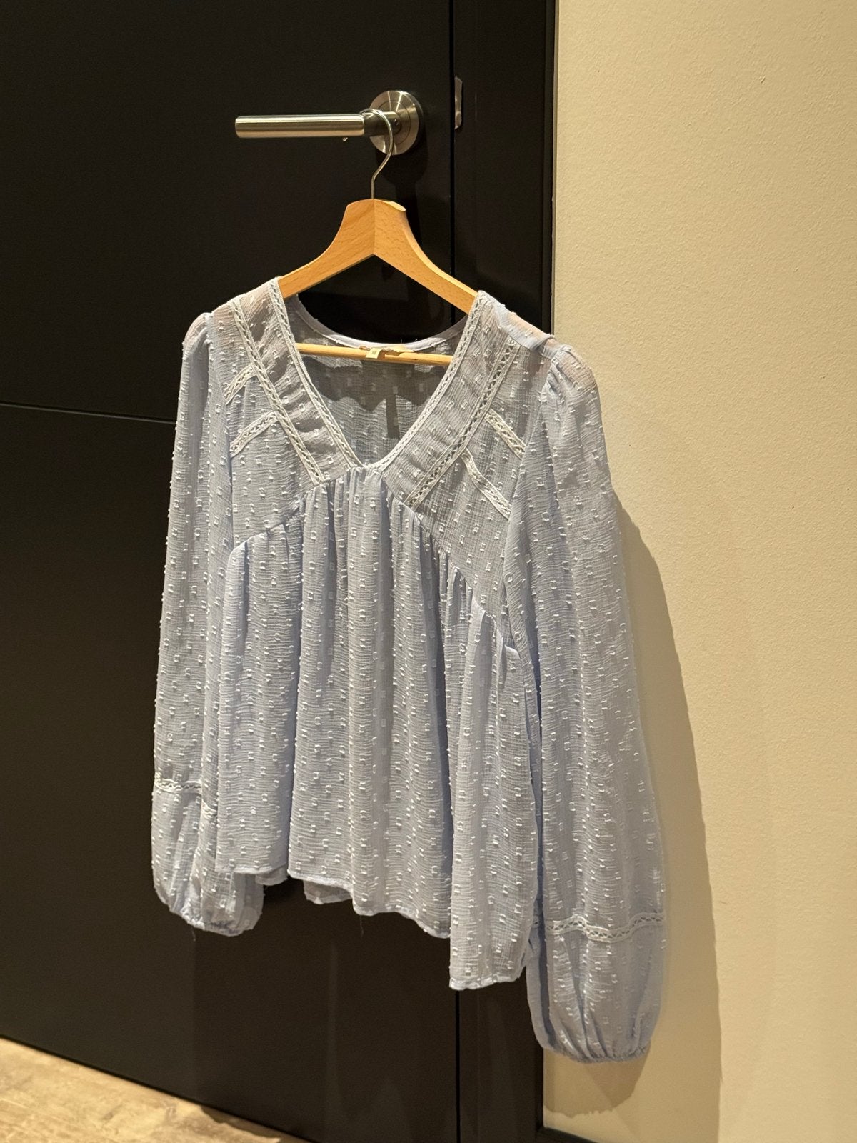 Lichtblauwe blouse met stipjes en kanten details, Ophalen of Verzenden, Zo goed als nieuw, Maat 38/40 (M), Blauw