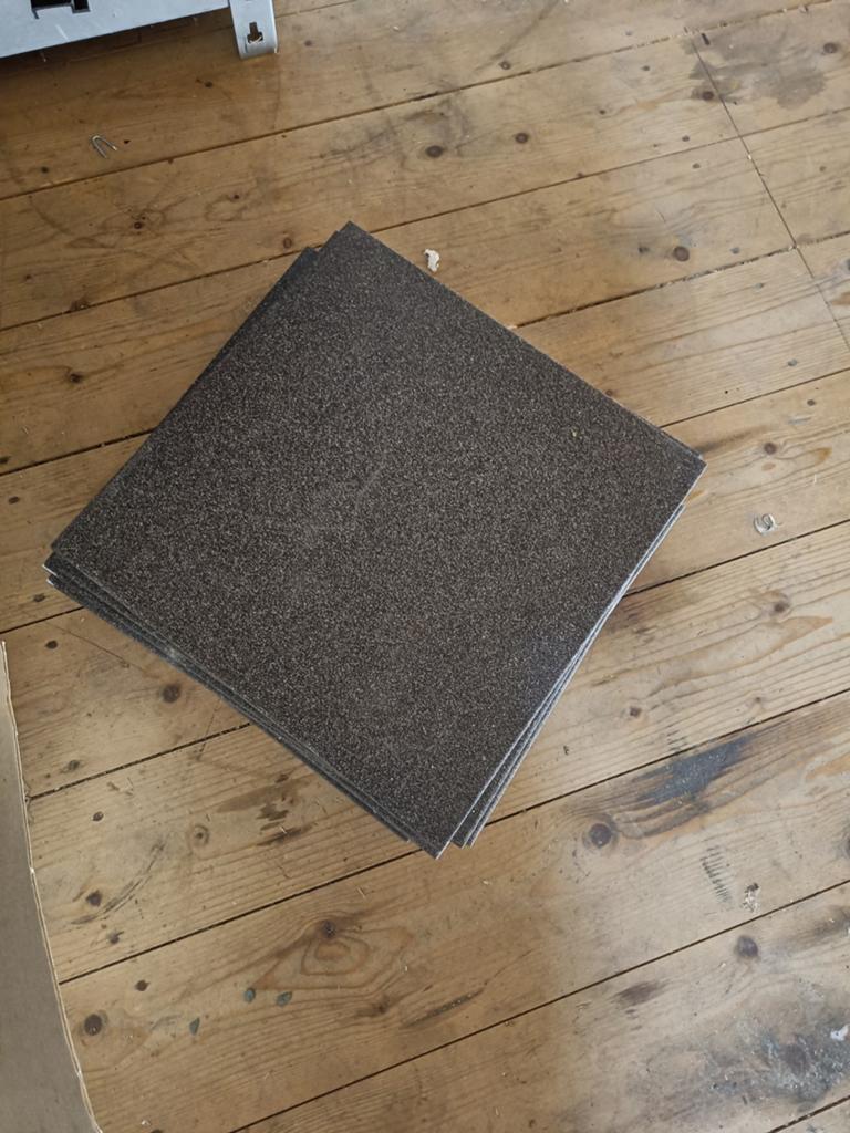 11 grijze vloertegels (30x30) en 15 witte wandtegels, Ophalen, Keramiek, 20 tot 40 cm, Minder dan 5 m²