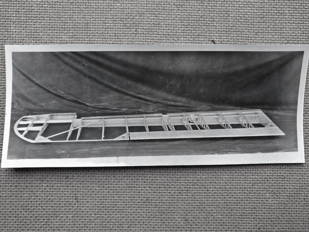 Foto van het frame van het hoogte roer van een DC-2 (F86), Ophalen of Verzenden, Gebruikt, Kaart, Foto of Prent