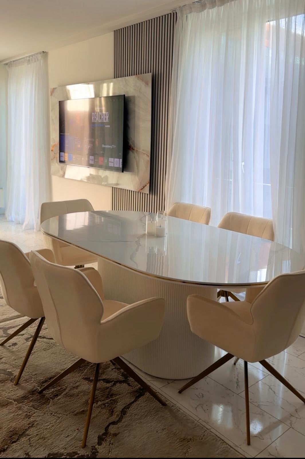 Moderne ovale eettafel met 6 stoelen, Huis en Inrichting, Ophalen, 100 tot 150 cm, Zo goed als nieuw, 150 tot 200 cm