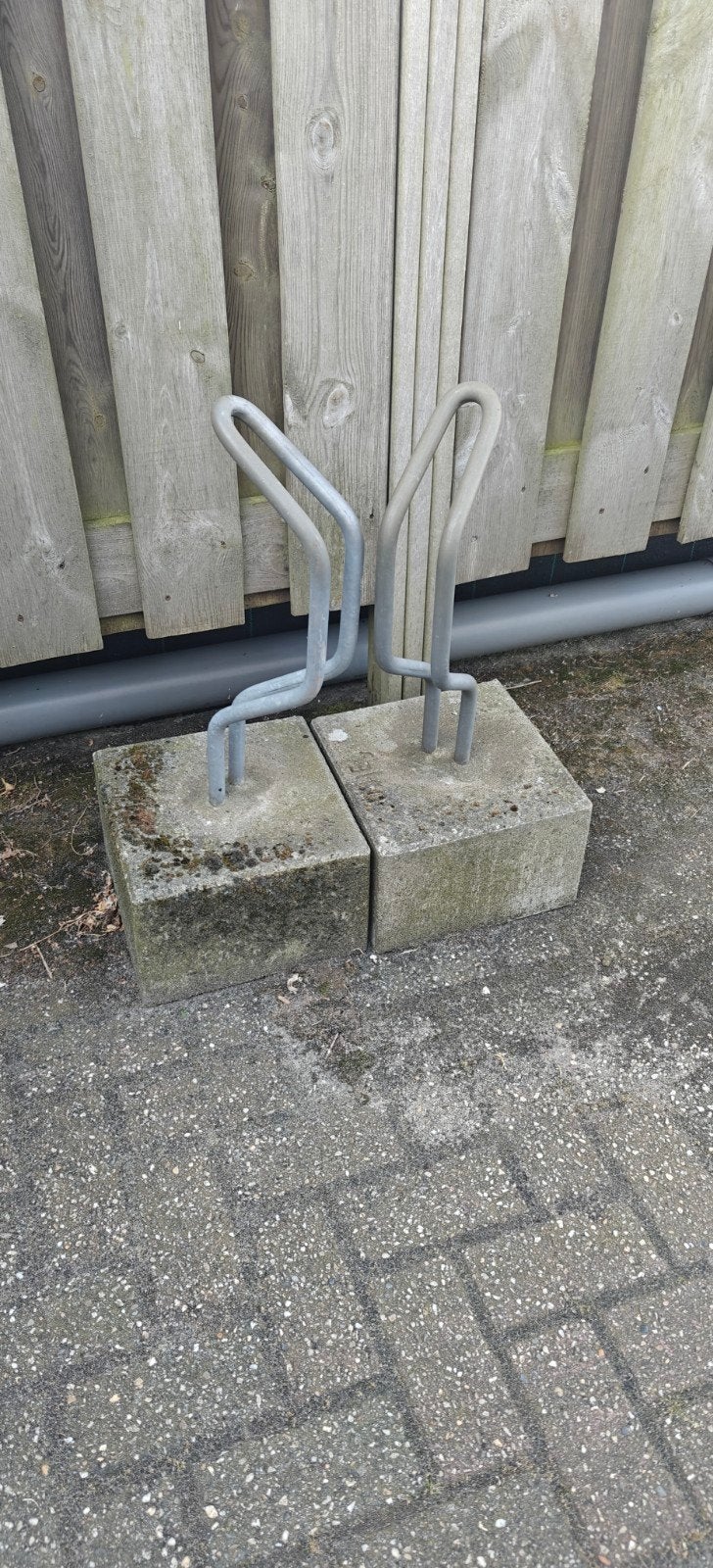 Fietsenrek voor 2 fietsen, beton met metaal, Ophalen, Gebruikt