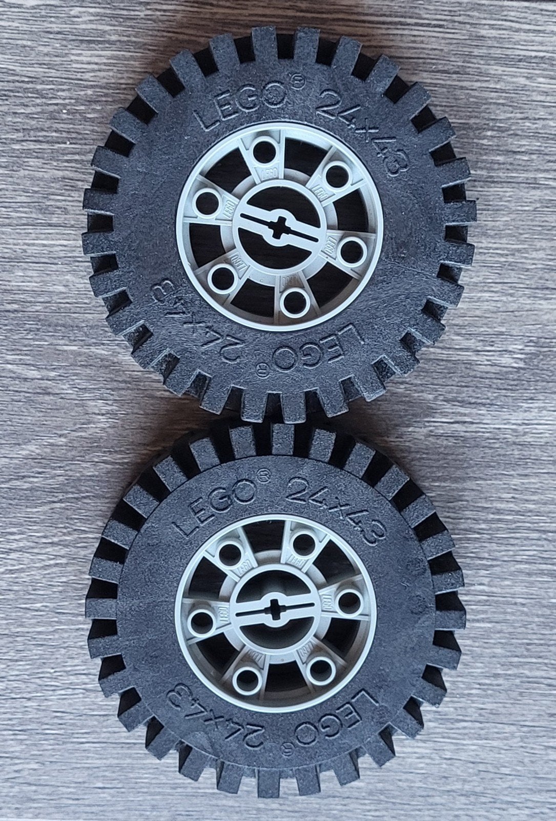 Lego Technic wielen 24x43 + grijze velg + grof profiel band., Ophalen of Verzenden, Gebruikt, Losse stenen, Lego