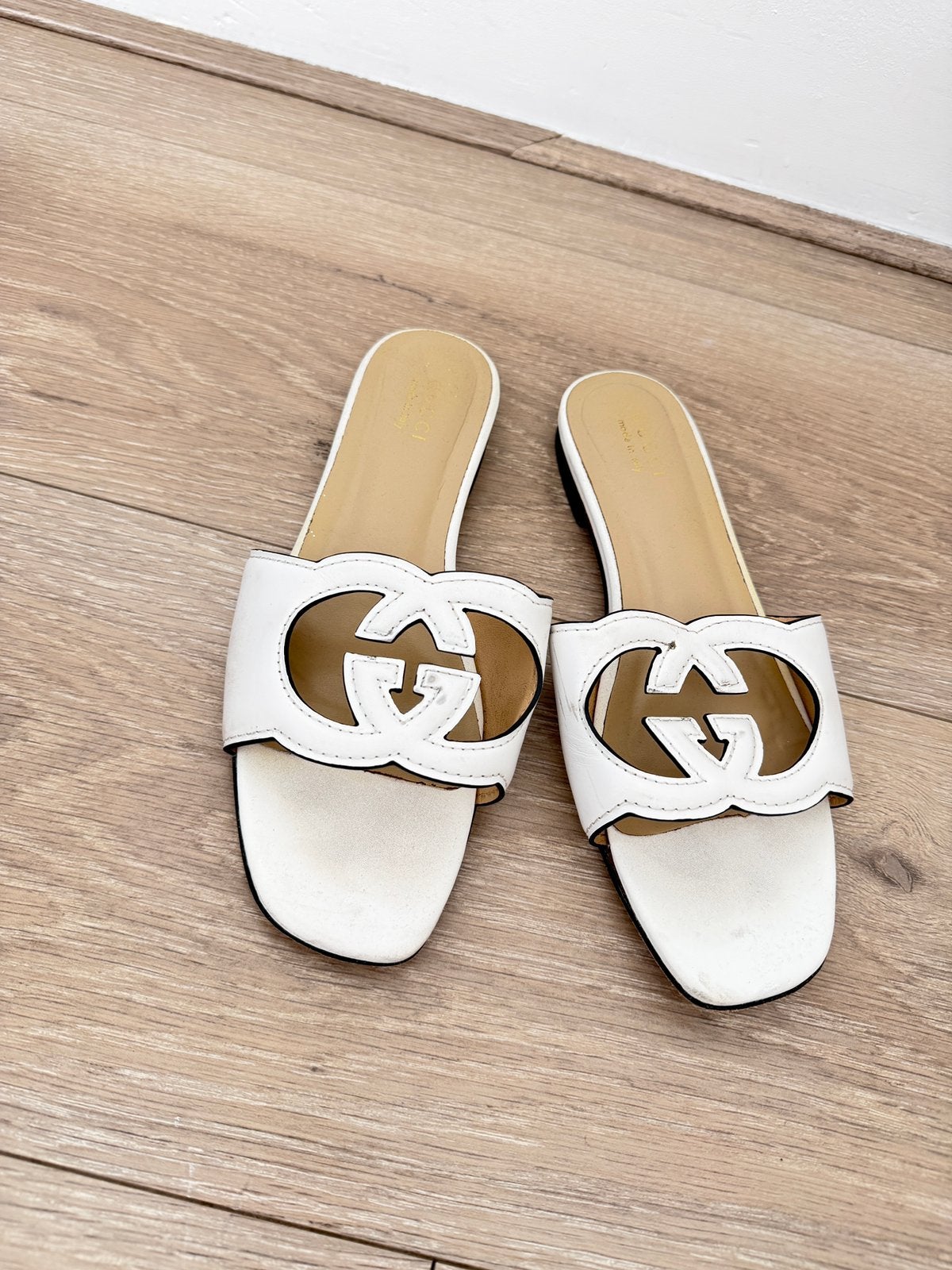 Gucci slippers wit 39, Kleding | Dames, Schoenen, Ophalen of Verzenden, Zo goed als nieuw, Wit