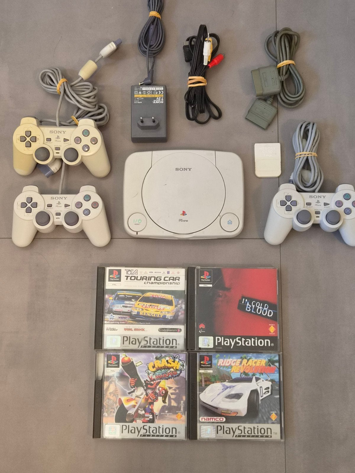 mooie goedwerkende playstation 1 one set., Ophalen of Verzenden, Zo goed als nieuw, Met 2 controllers