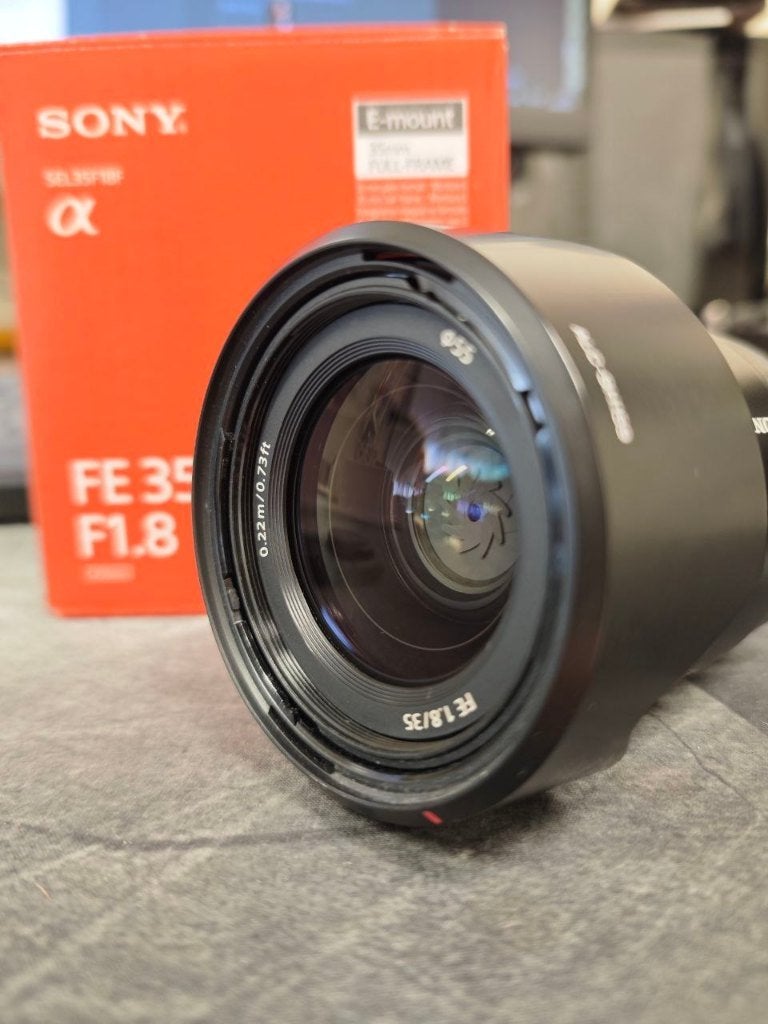 Sony FE 35mm f/1.8, Ophalen of Verzenden, Zo goed als nieuw, Standaardlens, Zoom