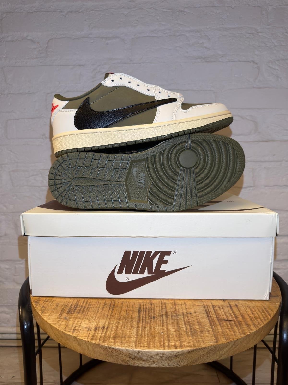 Nike Air Jordan 1 Low OG SP Travis Scott Olive, Maat 42, Kleding | Heren, Schoenen, Ophalen of Verzenden, Nieuw, Overige kleuren