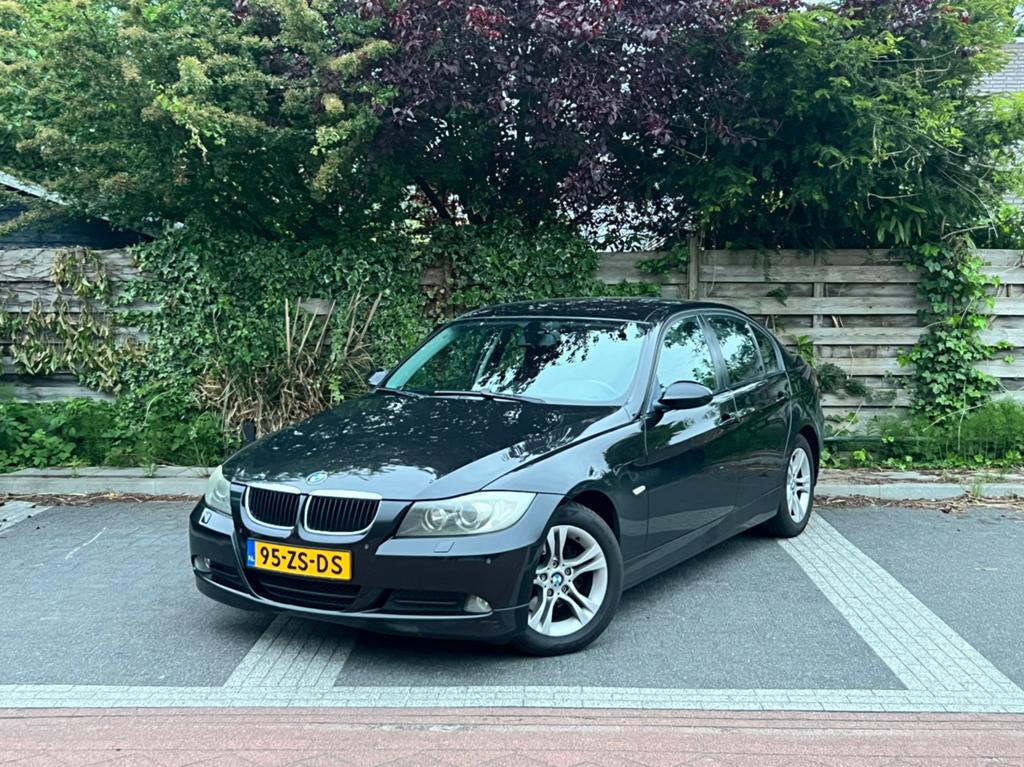 BMW 3-Serie 2.0 I 318 2008 Zwart, Auto's, Achterwielaandrijving, Zwart, Origineel Nederlands, 75 €/maand
