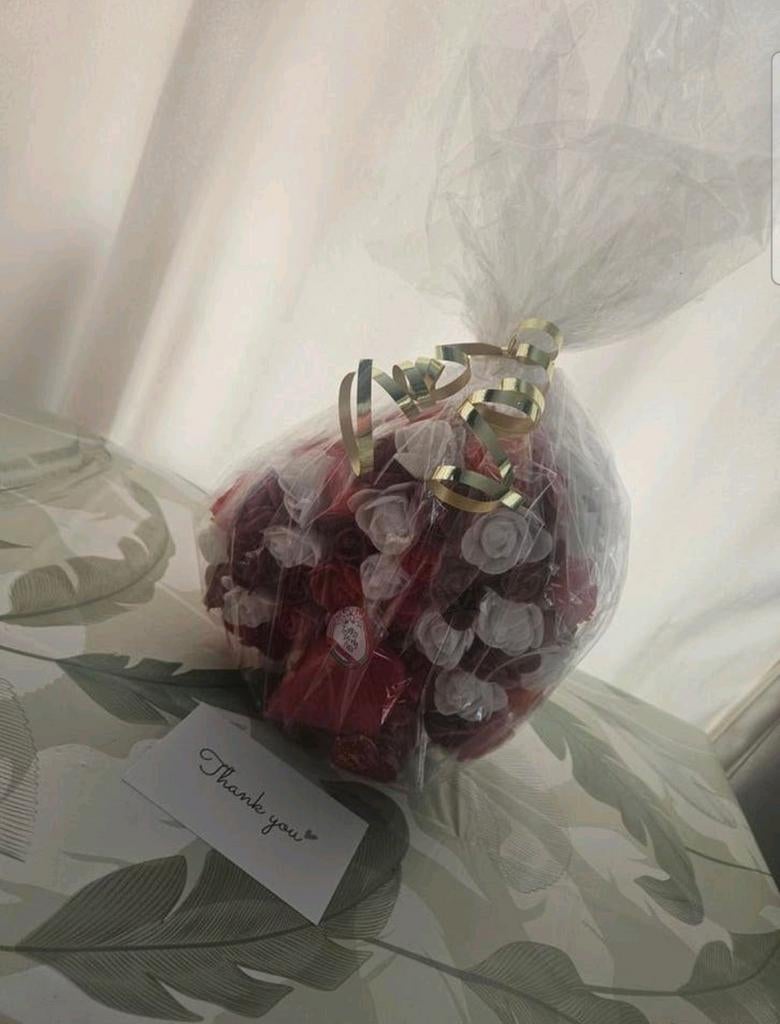 Moederdag cadeau rozenhart Handmade van 3 kleuren foamrozen, Ophalen of Verzenden, Nieuw, Stoffen beer, Overige merken